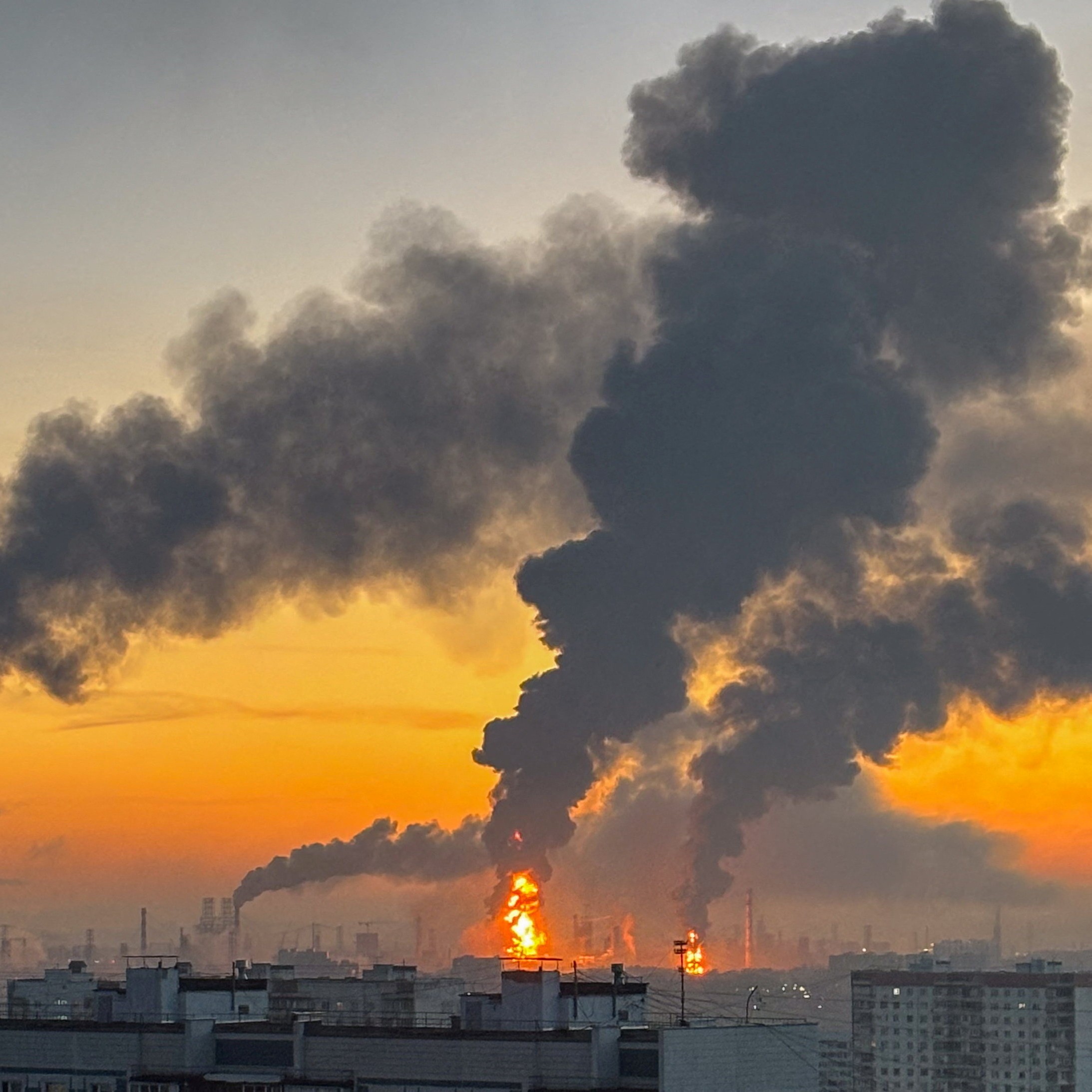 Ukraine oil strike, Fort Hood execution, AI stock slide (Updated)