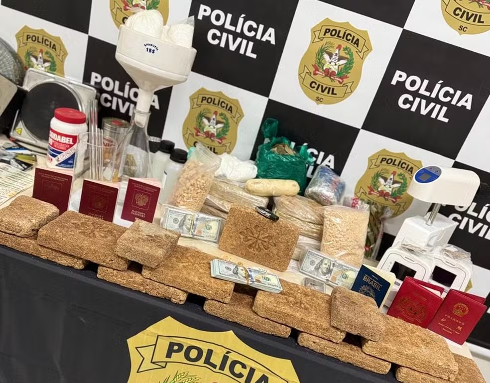 Operação em SC encontra laboratório de cocaína em mansão e prende líder russo de grupo de tráfico