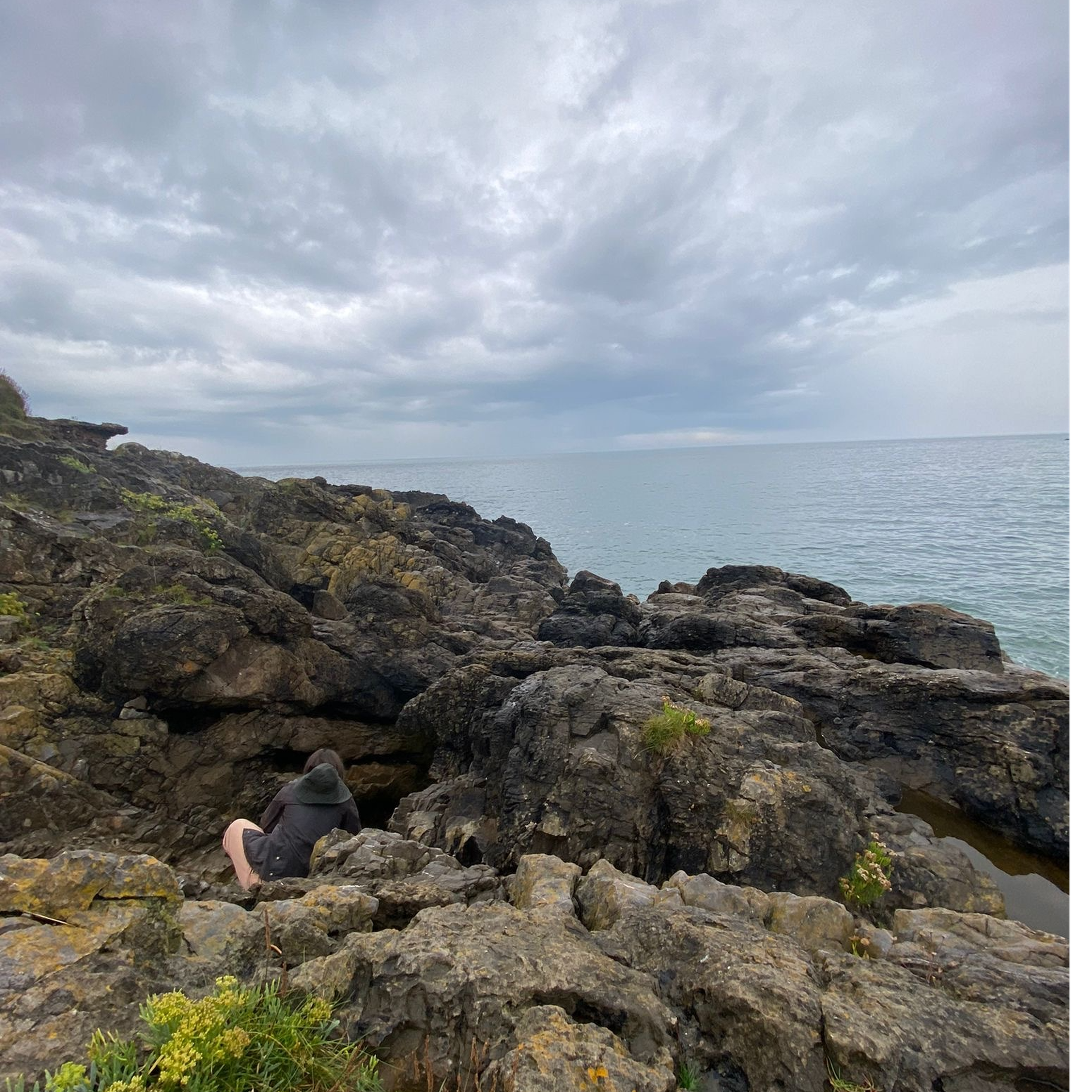 Sound Escape 39: Relax to the rhythm of the sea swirling on a rocky shore