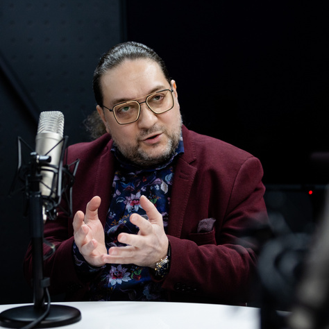 Jó napot, a nevem DJ Julius, hol van itt egy zongora?!