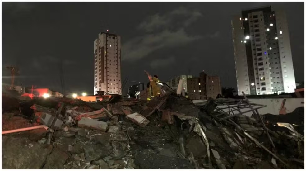 Prédio de quatro andares desaba em Guarulhos (SP); ninguém ficou ferido