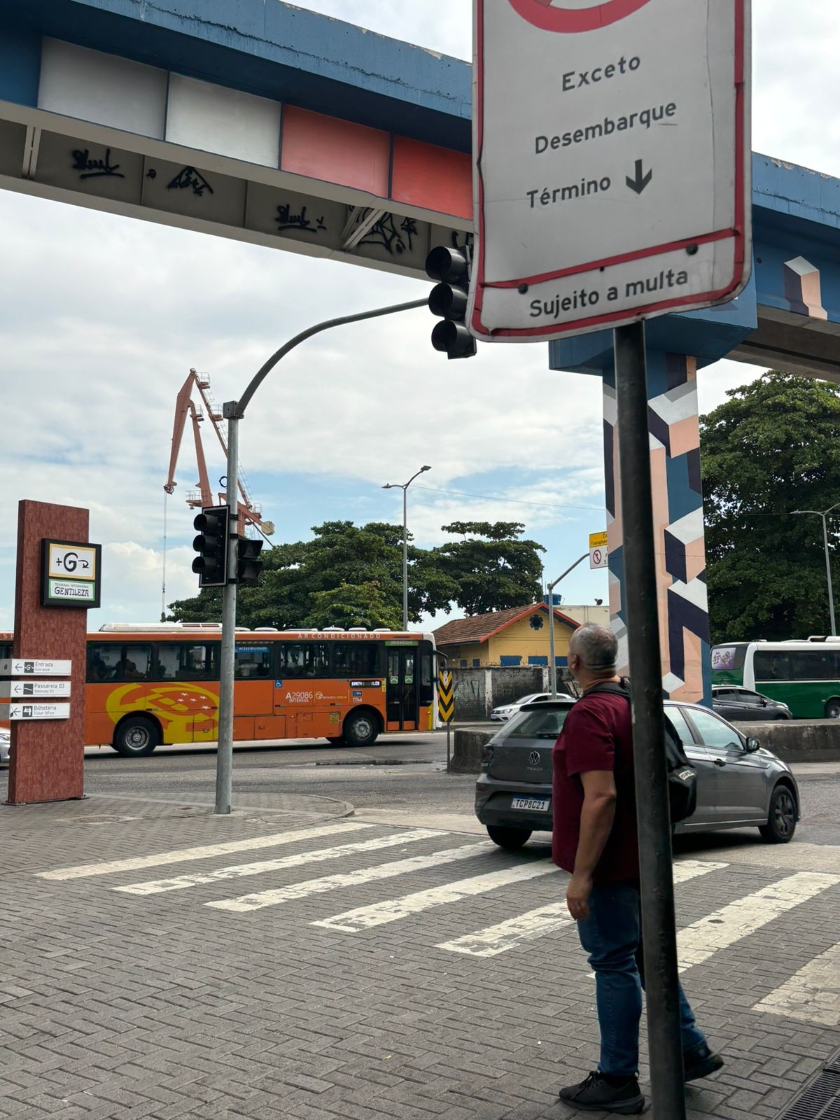 Motoristas e pedestres reclamam de sinais apagados nas imediações da rodoviária do Rio