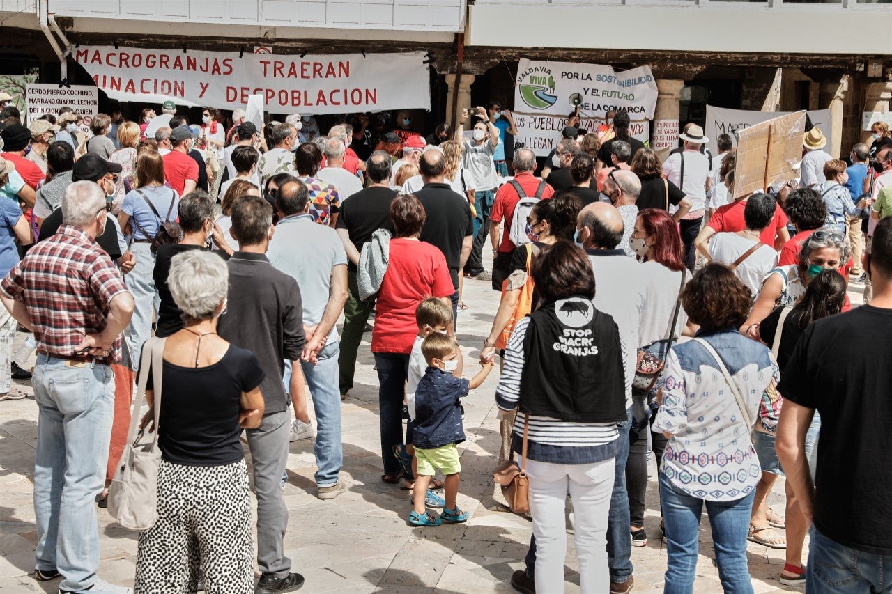 El Orden Mundial: La polémica de las macrogranjas en Europa