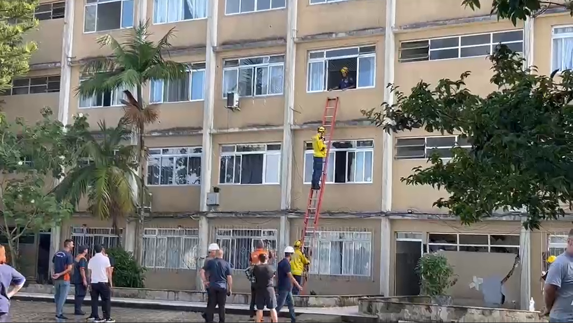Prédio em Santa Catarina afunda mais de 40 centímetros e é isolado pela Defesa Civil