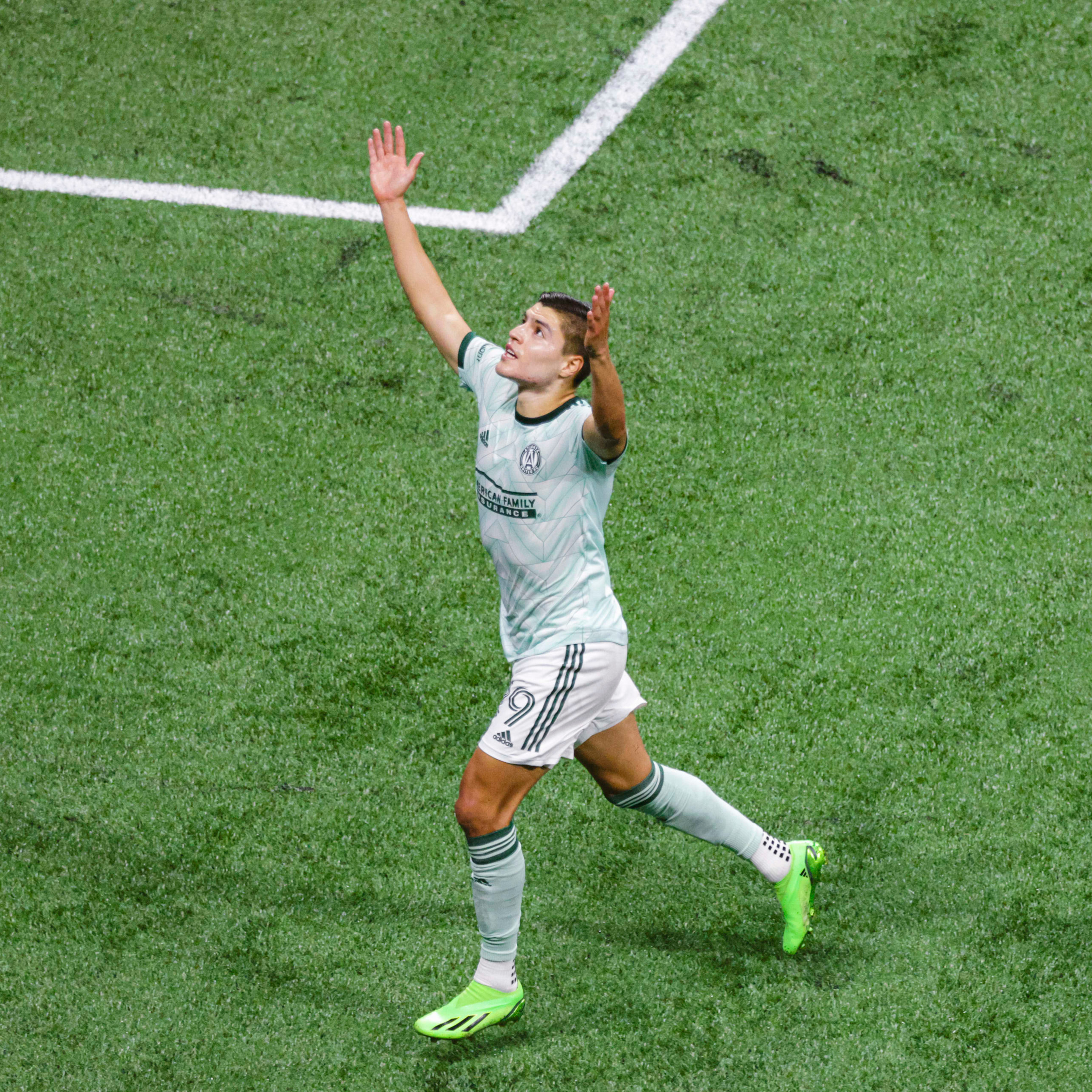 RONALDO CISNEROS HITS BRACE IN CRUCIAL ATLANTA UNITED WIN! + CLUB TO SUBSIDIZE AWAY TICKETS FOR FANS IN 2023 | FIVE STRIPE WEEKLY #235 episode artwork