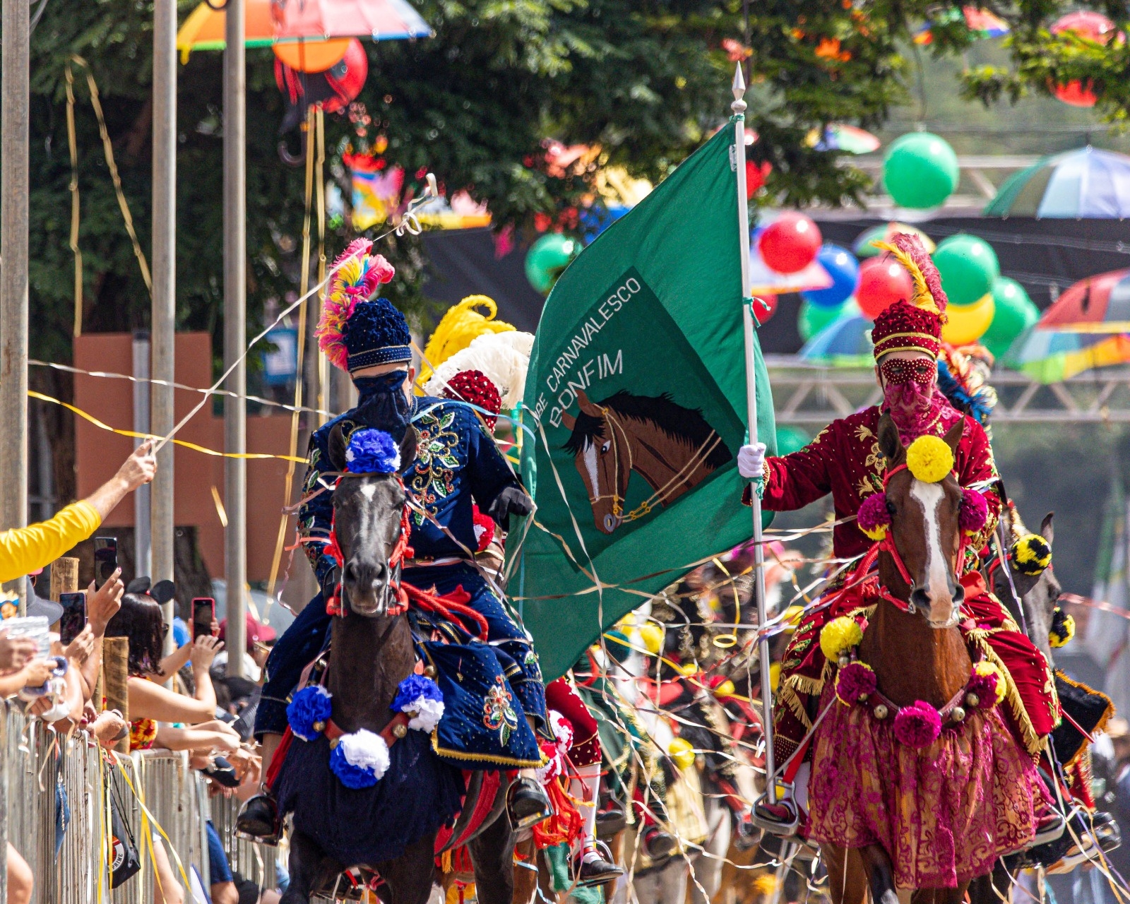Carnaval a Cavalo de Bonfim (MG) reúne 15 mil foliões e revive batalha medieval episode artwork