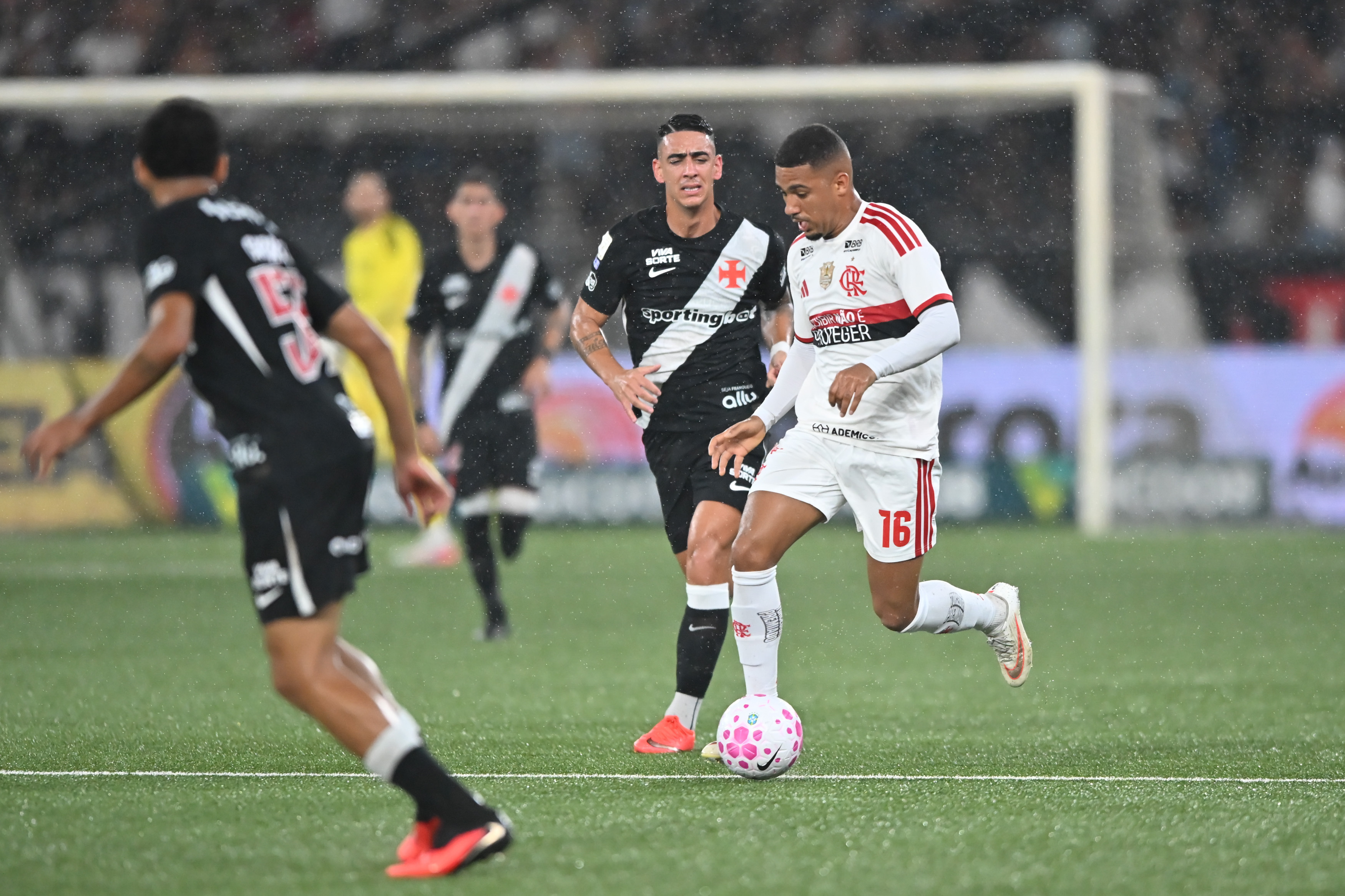 Flamengo goleia o Vasco e abre três pontos de vantagem para o Palmeiras episode artwork