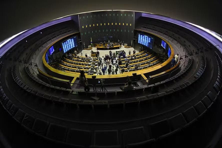 Câmara aprova projeto que pode reduzir pena de Bolsonaro Câmara aprova projeto que pode reduzir pena de Bolsonaro