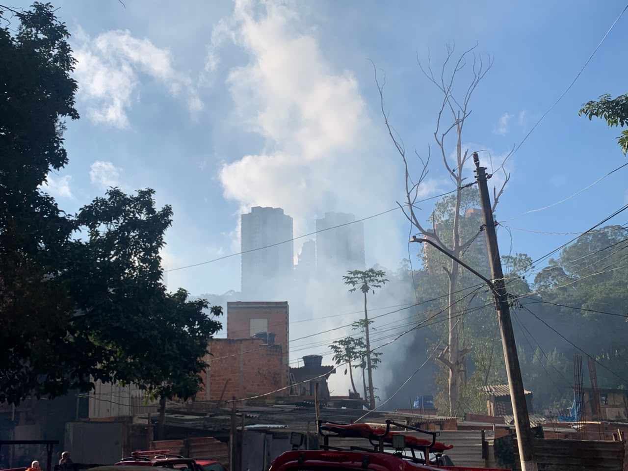 Incêndio atinge comunidade na Zona Sul de SP; 30 homens e dez viaturas do Corpo de Bombeiros estão no local episode artwork