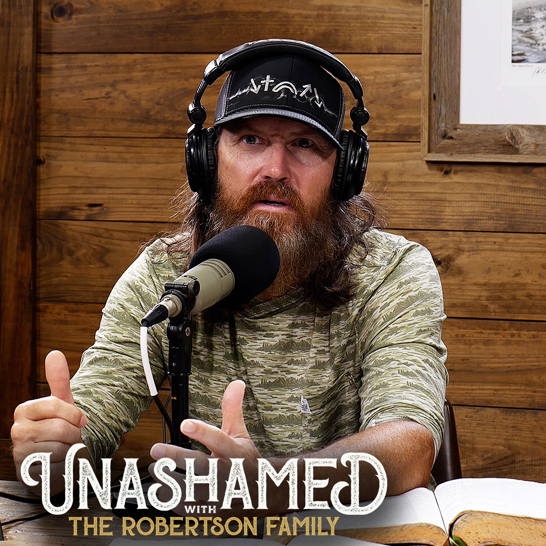 Ep 909 | Phil Is Mistaken for a Homeless Man at His Own Event & Jase Sifts Through Dog Poo for Treasure