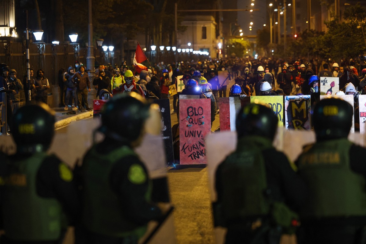 Protestos da Geração Z tomam as ruas do Peru após queda de Dina Boluarte e deixam um morto em Lima