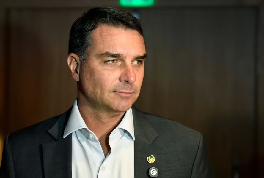 PF identifica Flávio Bolsonaro como 'usuário master' de conta de offshore ligada a jato usado por Vorcaro episode artwork