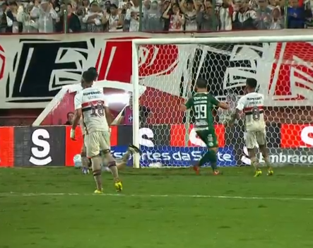 São Paulo vence a Chapecoense e assume a liderança do Brasileirão