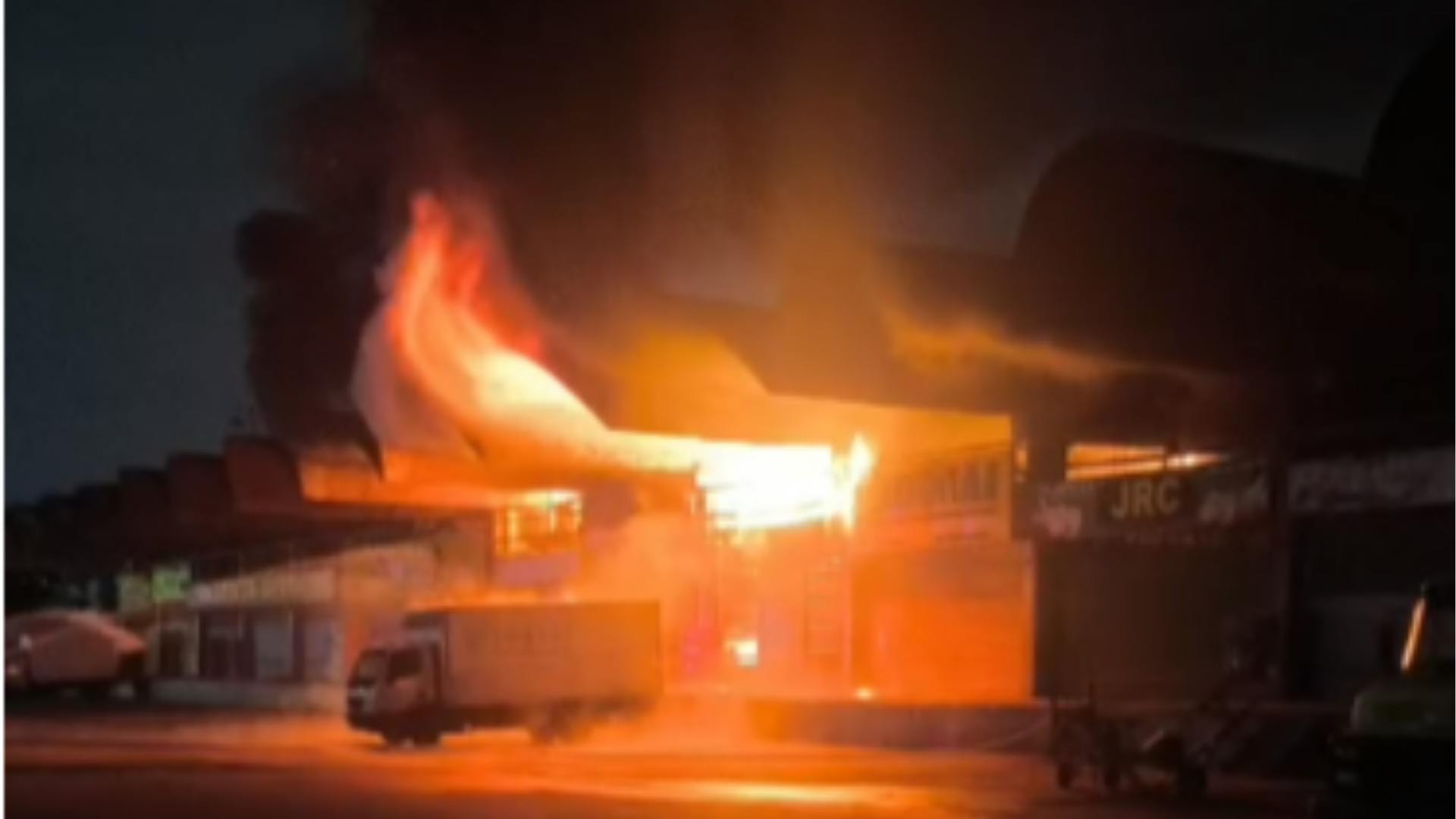 Incêndio de grandes proporções atinge a Ceasa, maior central de abastecimento do RJ Incêndio de grandes proporções atinge a Ceasa, maior central de abastecimento do RJ