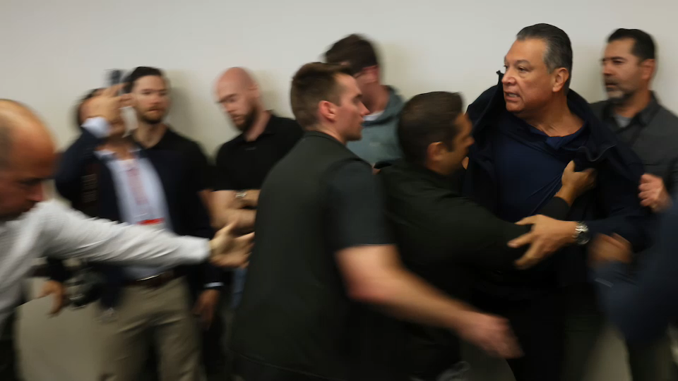 Escrache demócrata durante disturbios en L.A.