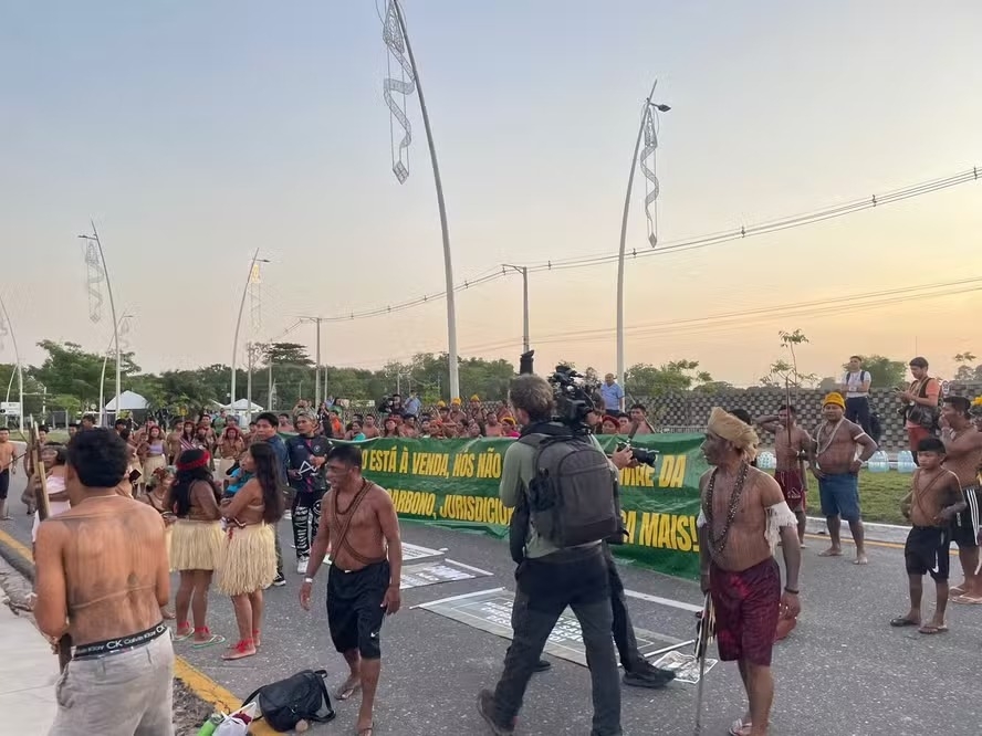 Indígenas Munduruku protestam na frente da Blue Zone na COP30 e exigem reunião com Lula