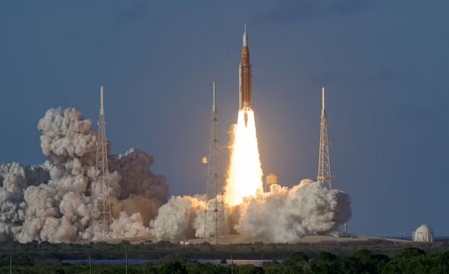 Astronautas da Artemis II deixam cápsula após chegada à Terra