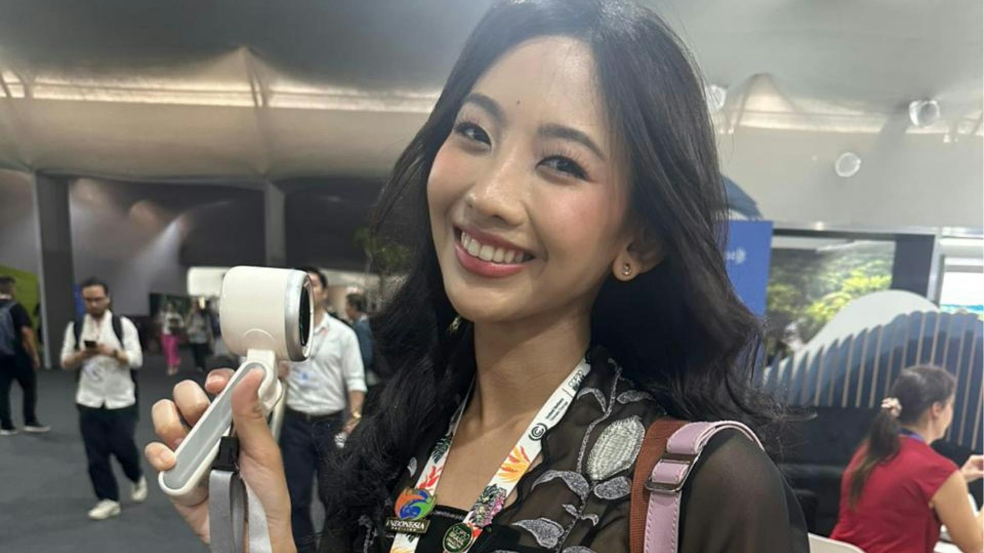 Leque, ventilador portátil e mais: calor intenso desafia participantes da COP30 em Belém Leque, ventilador portátil e mais: calor intenso desafia participantes da COP30 em Belém