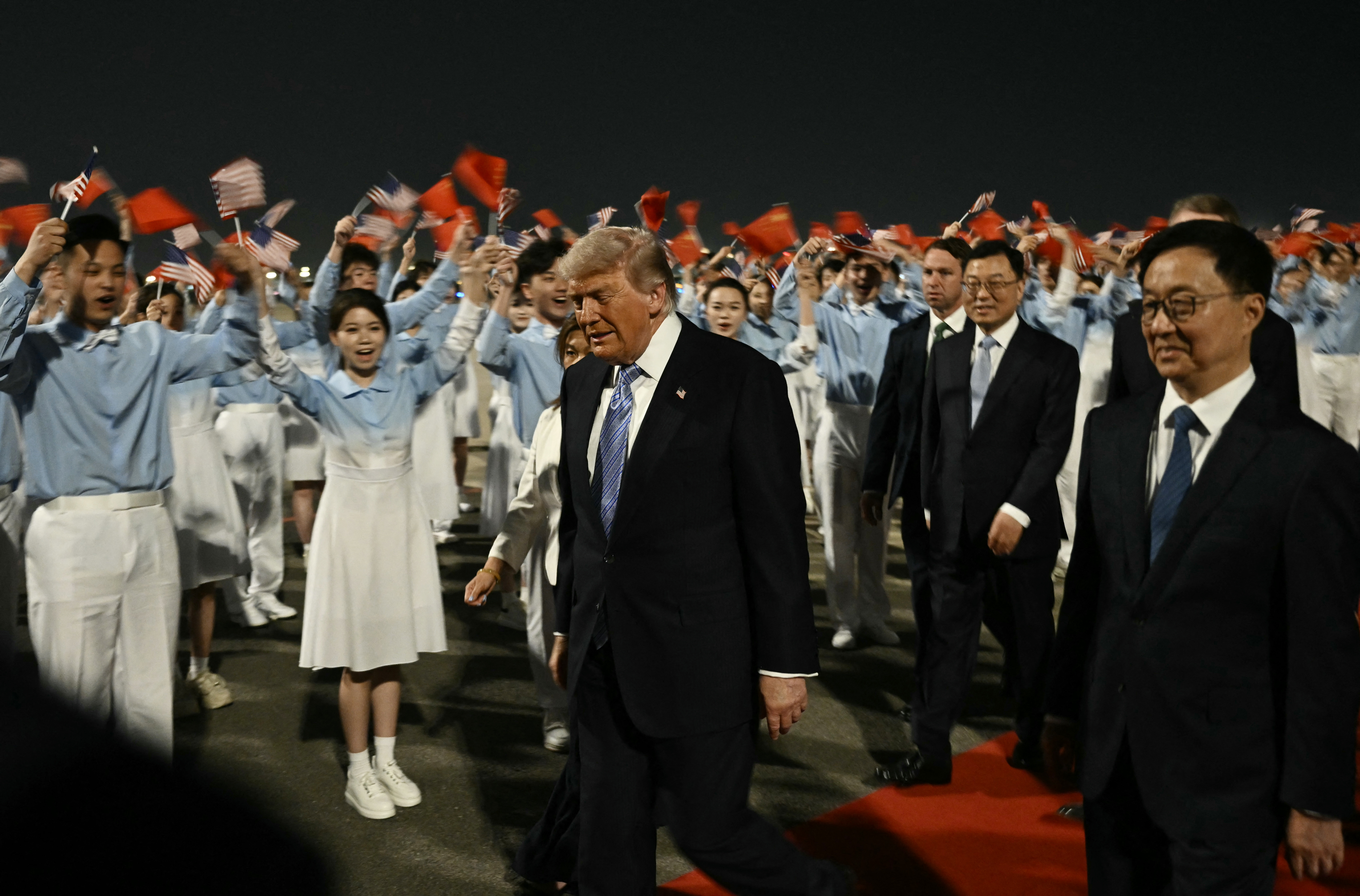 Donald Trump chega à China para visita oficial episode artwork