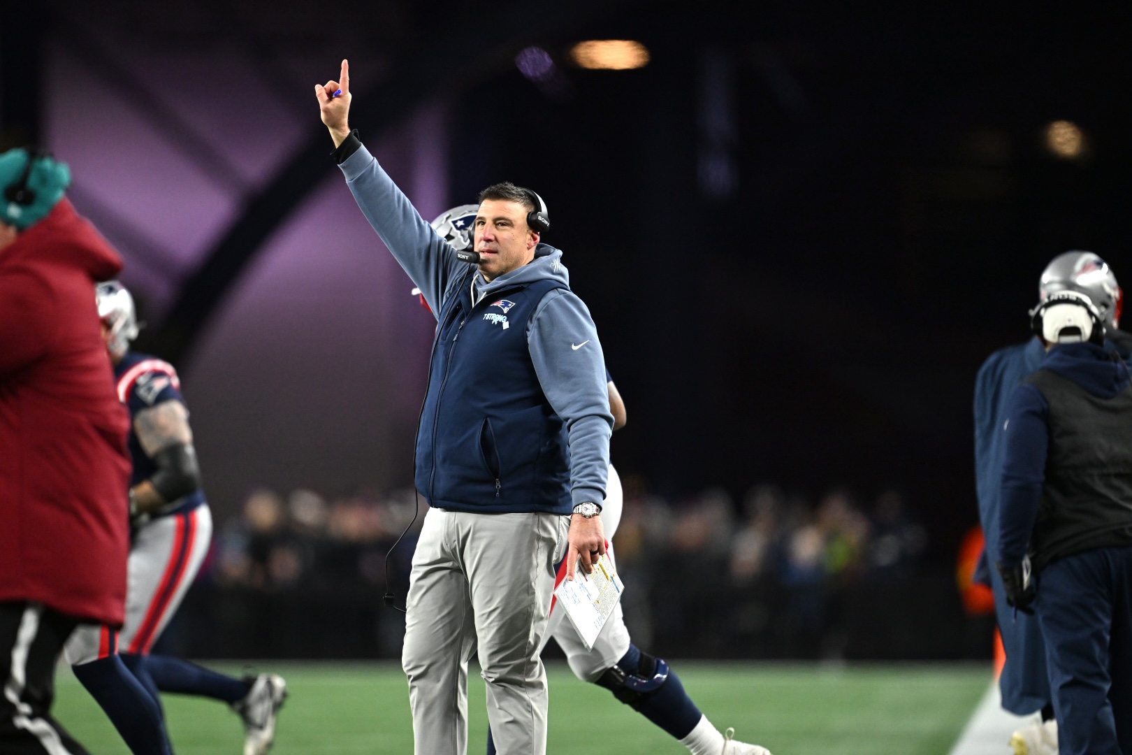 Bedard on Patriots' win over Dolphins, Maye & MVP, matchup with Chargers with 98.5 The SportsHub