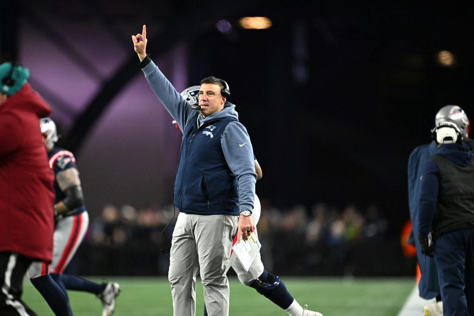 Bedard on Patriots' win over Dolphins, Maye & MVP, matchup with Chargers with 98.5 The SportsHub