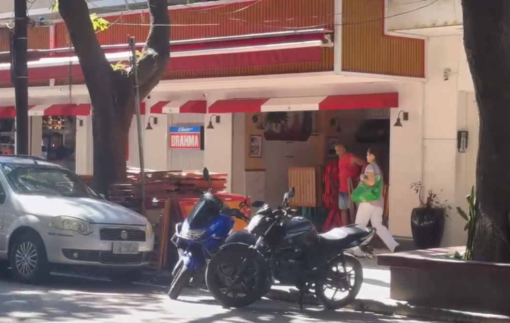 Bares e restaurantes ocupam calçadas e dificultam circulação de pedestres na Zona Sul do Rio