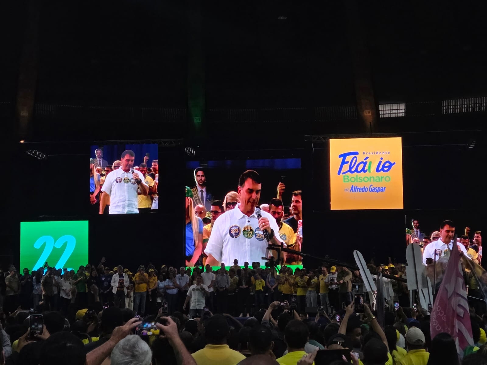Em comício, Flávio Bolsonaro promete classificar facções como terroristas e promete 'declarar guerra' episode artwork