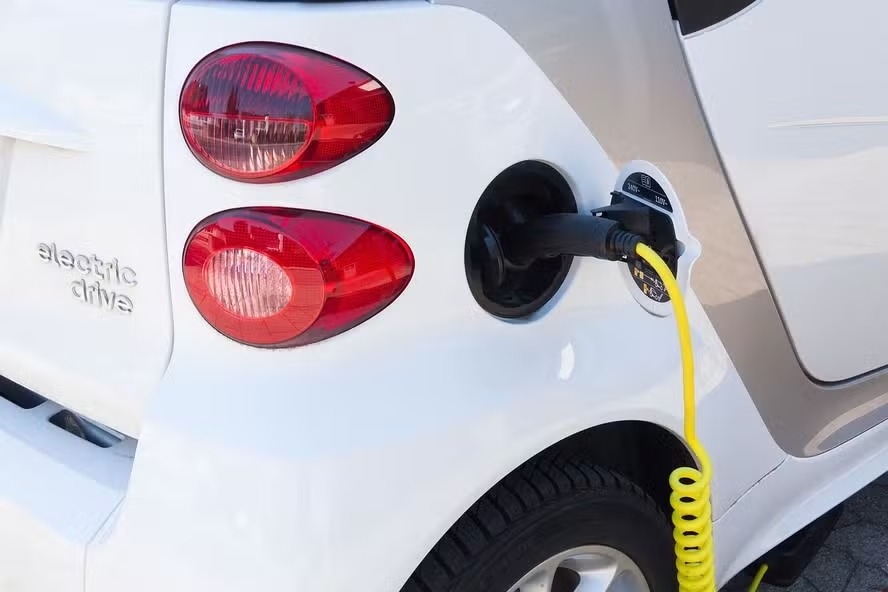 Corpo de Bombeiros atualiza regras de segurança para recarga de veículos elétricos e híbridos em SP