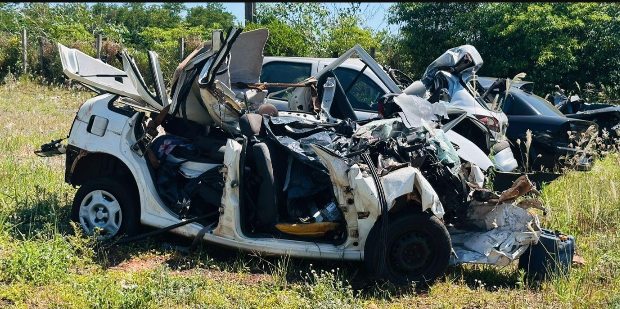 Seis pessoas morrem em acidente entre ônibus e um carro no Paraná