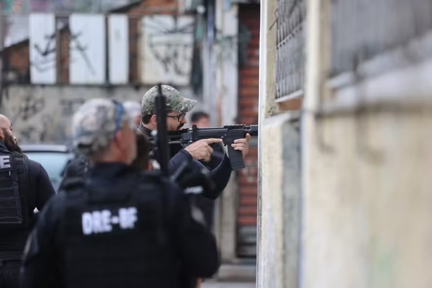 Governo do RJ estima que mais de 200 bandidos fugiram do cerco da megaoperação contra o Comando Vermelho