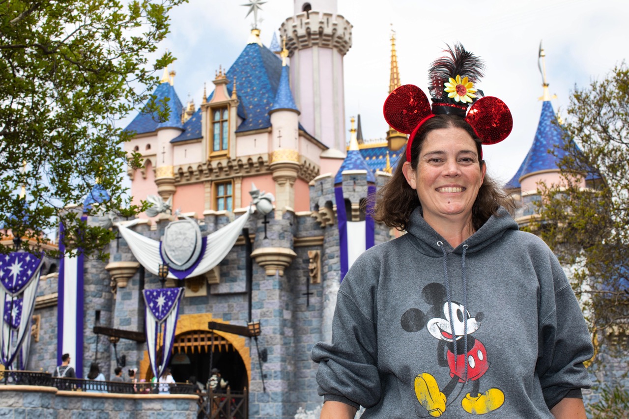 The Case of a Disney World Expert's First Trip to Disneyland: Land v World episode artwork
