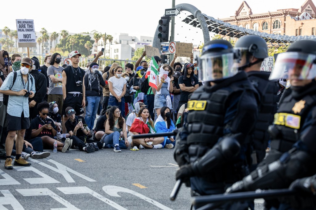 'Trump quer conflito político para mostrar força', diz especialista sobre protestos nos EUA