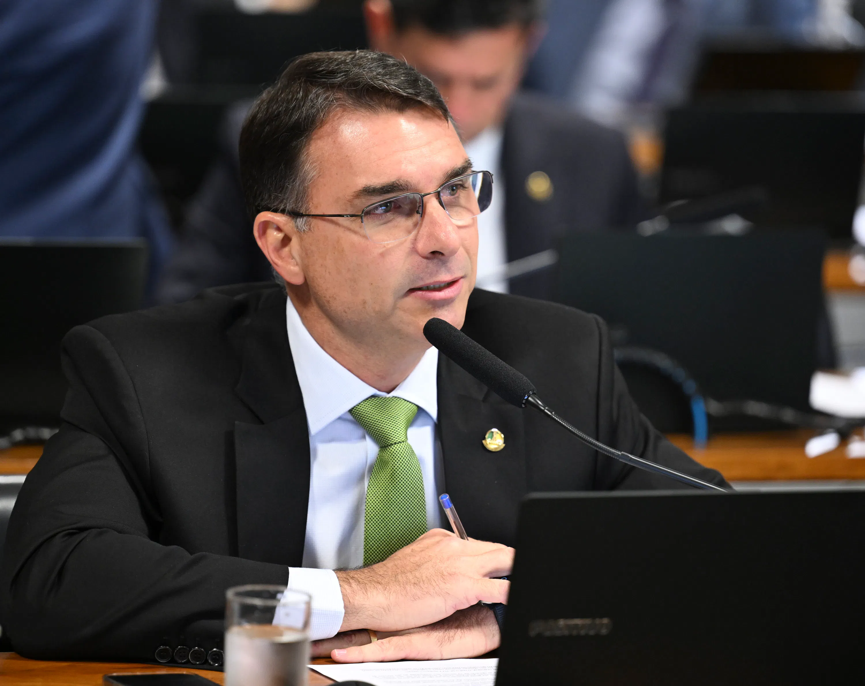 Flávio Bolsonaro intensifica ataques ao governo Lula e tenta assumir protagonismo na CPI do Banco Master