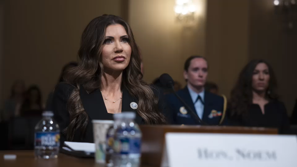 Demócratas simulan ira sobre inmigración