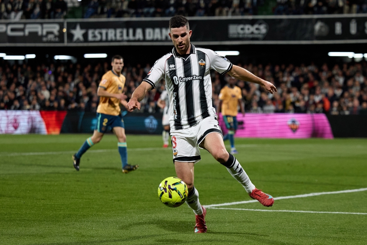 Una mala primera parte penaliza a un Castellón que sigue en puesto de ascenso pese a caer ante el Racing