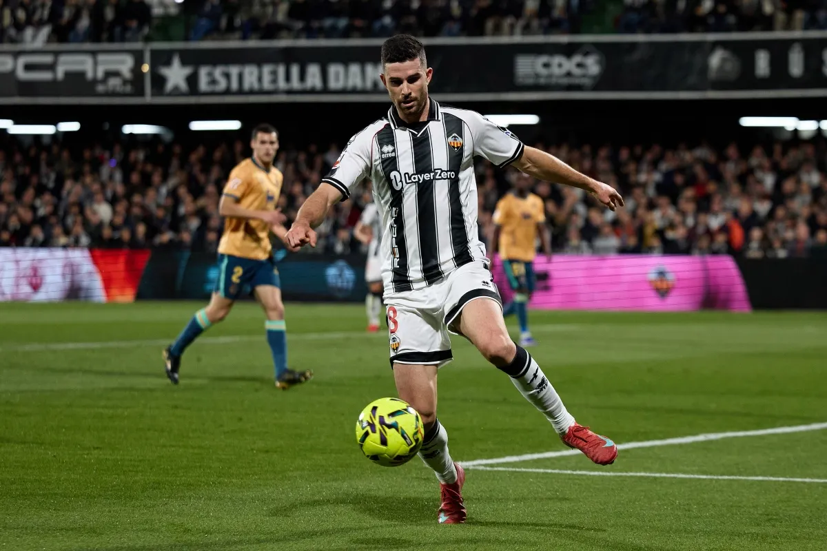 Una mala primera parte penaliza a un Castellón que sigue en puesto de ascenso pese a caer ante el Racing Una mala primera parte penaliza a un Castellón que sigue en puesto de ascenso pese a caer ante el Racing