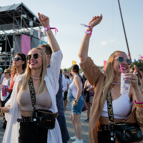 Hímzőszakkör a rockfesztiválon, Eszenyi Enikő a bántalmazásról és egyéb furcsaságok