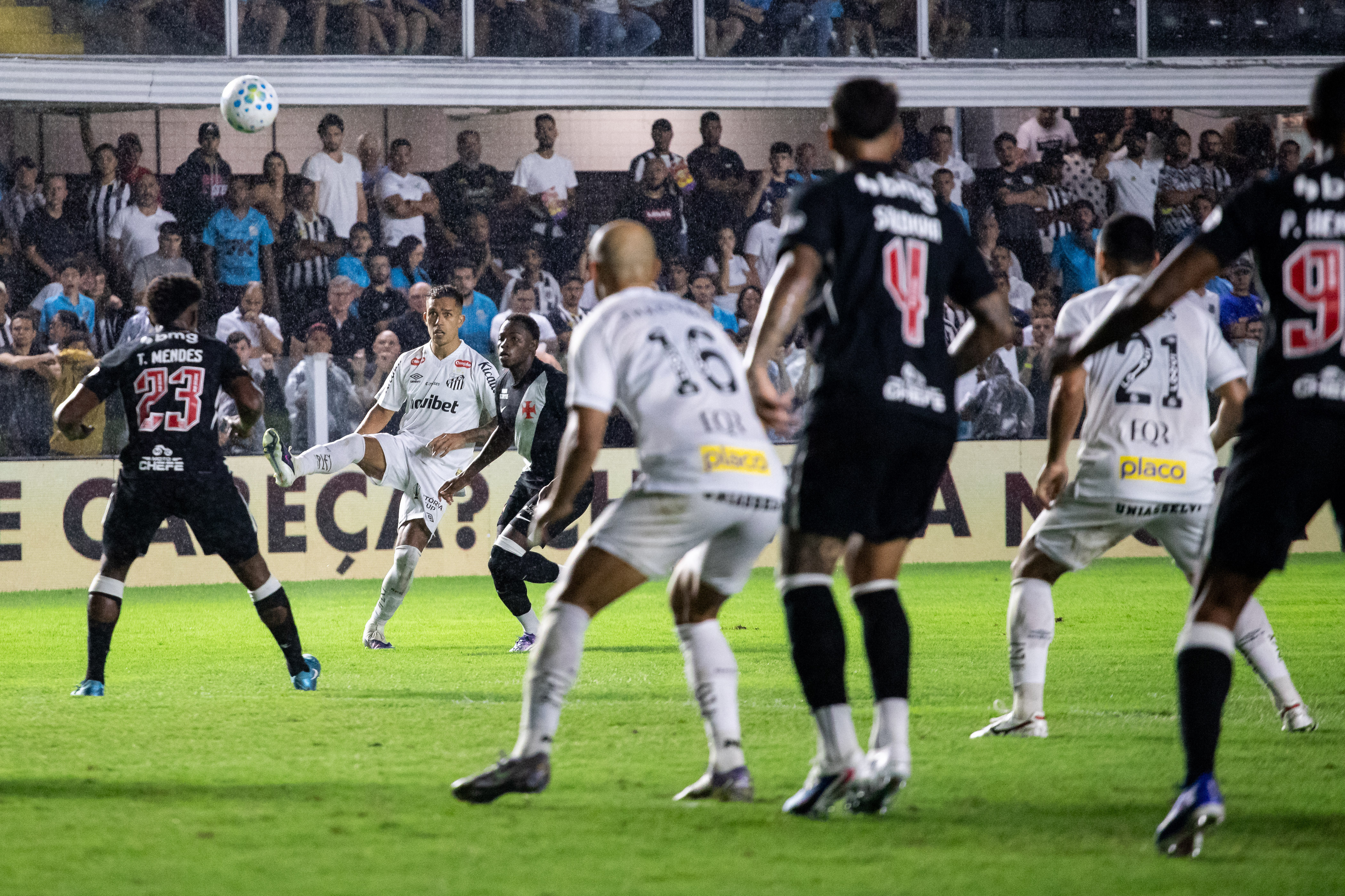 Com dois de Neymar, Santos derrota o Vasco pelo Campeonato Brasileiro