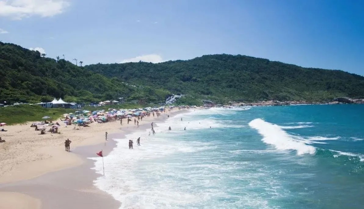 Justiça concede salvo-conduto a naturistas na Praia do Pinho, em Balneário Camboriú