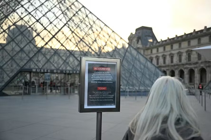 Funcionários entram em greve por condições de trabalho e Louvre é fechado