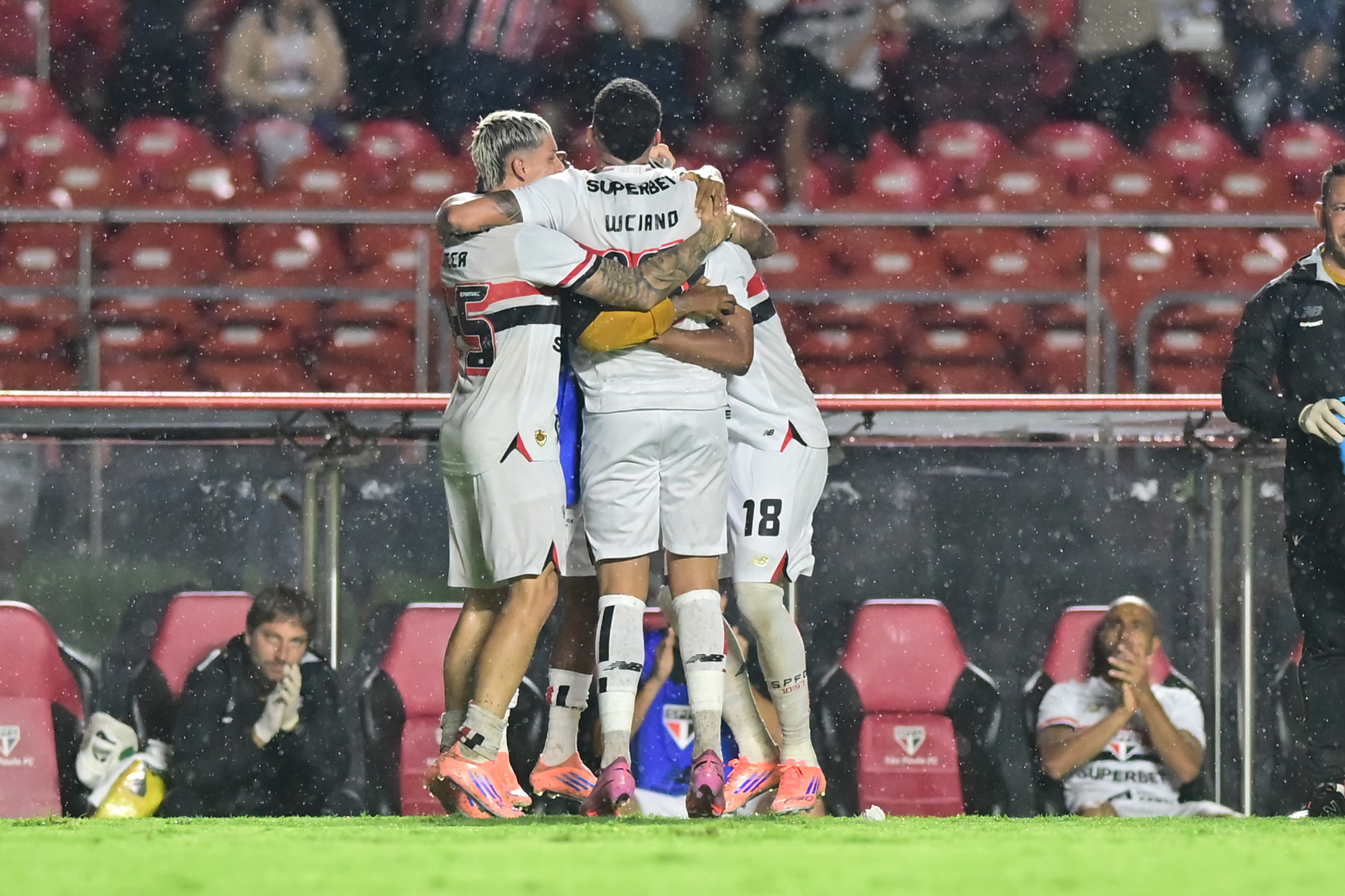 São Paulo oficializa chegada de Rafinha para cargo de direção