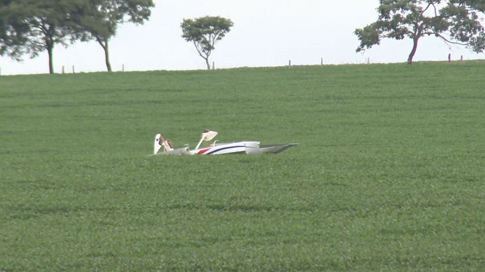 Avião de pequeno porte faz pouso forçado na DF-330 em Sobradinho; piloto fica ferido