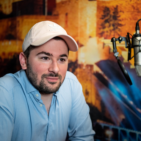 A besúgó egy képernyő elé ülteti a családokat