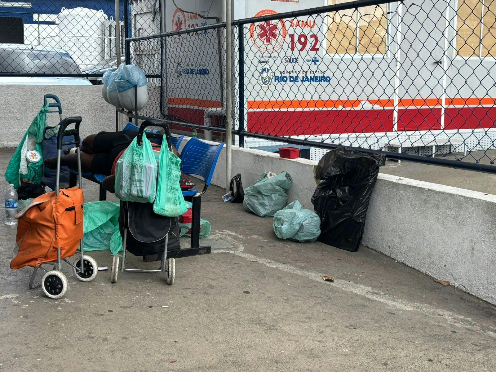 Moradores em situação de rua buscam acolhimento na UPA de Ricardo de Albuquerque; pacientes reclamam Moradores em situação de rua buscam acolhimento na UPA de Ricardo de Albuquerque; pacientes reclamam