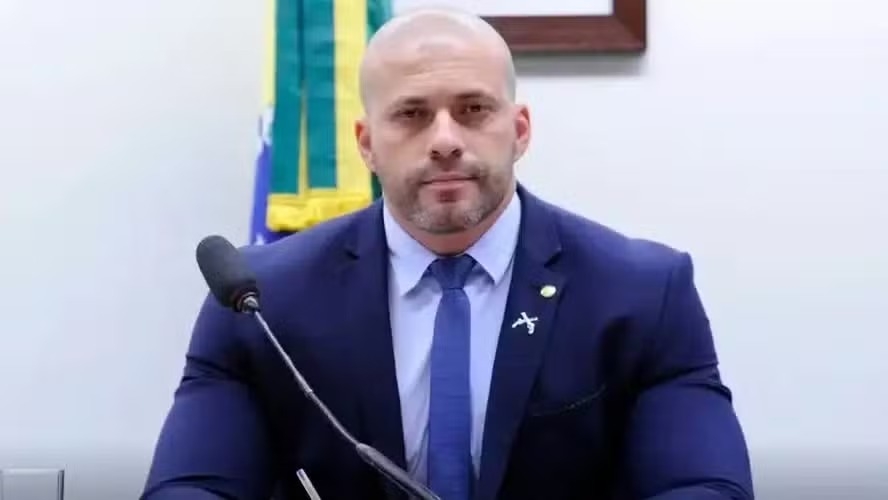 Moraes autoriza Daniel Silveira a cumprir pena em regime aberto com tornozeleira