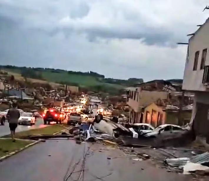 Mais de 60 feridos são transferidos após tornado destruir cidade no Paraná, diz secretário de Saúde