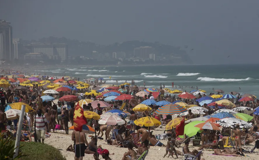 Justiça Federal determina a retirada imediata de estruturas irregulares na faixa de areia da Praia da Barra da Tijuca