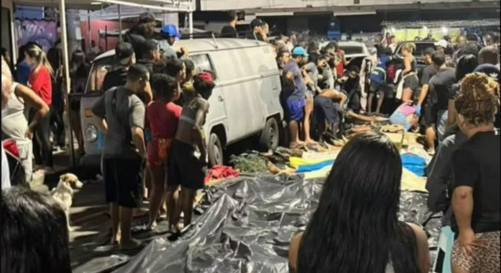 Após megaoperação, corpos são levados por moradores para praça na Zona Norte do Rio