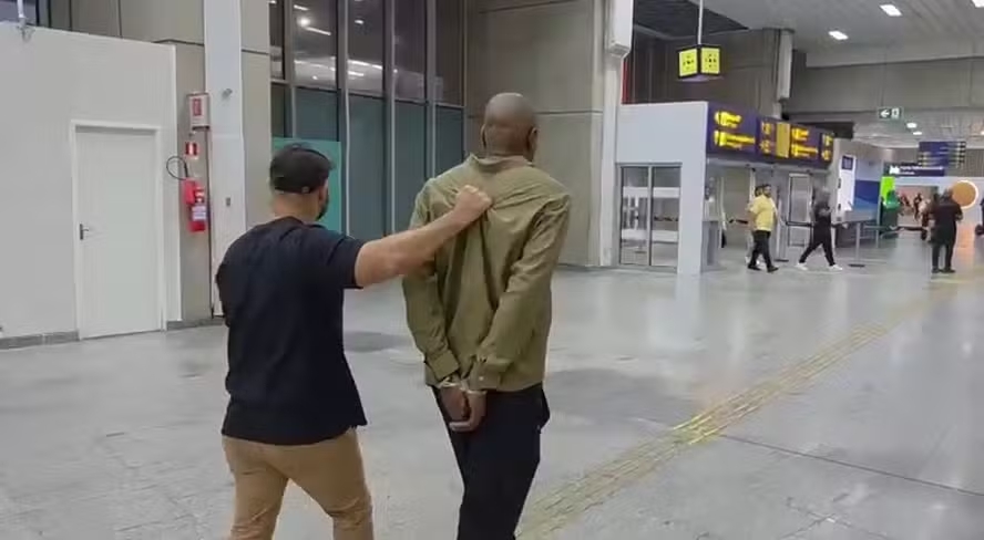 'Jóquei' do Galeão suspeito de aplicar golpe em família de turistas é preso no aeroporto episode artwork
