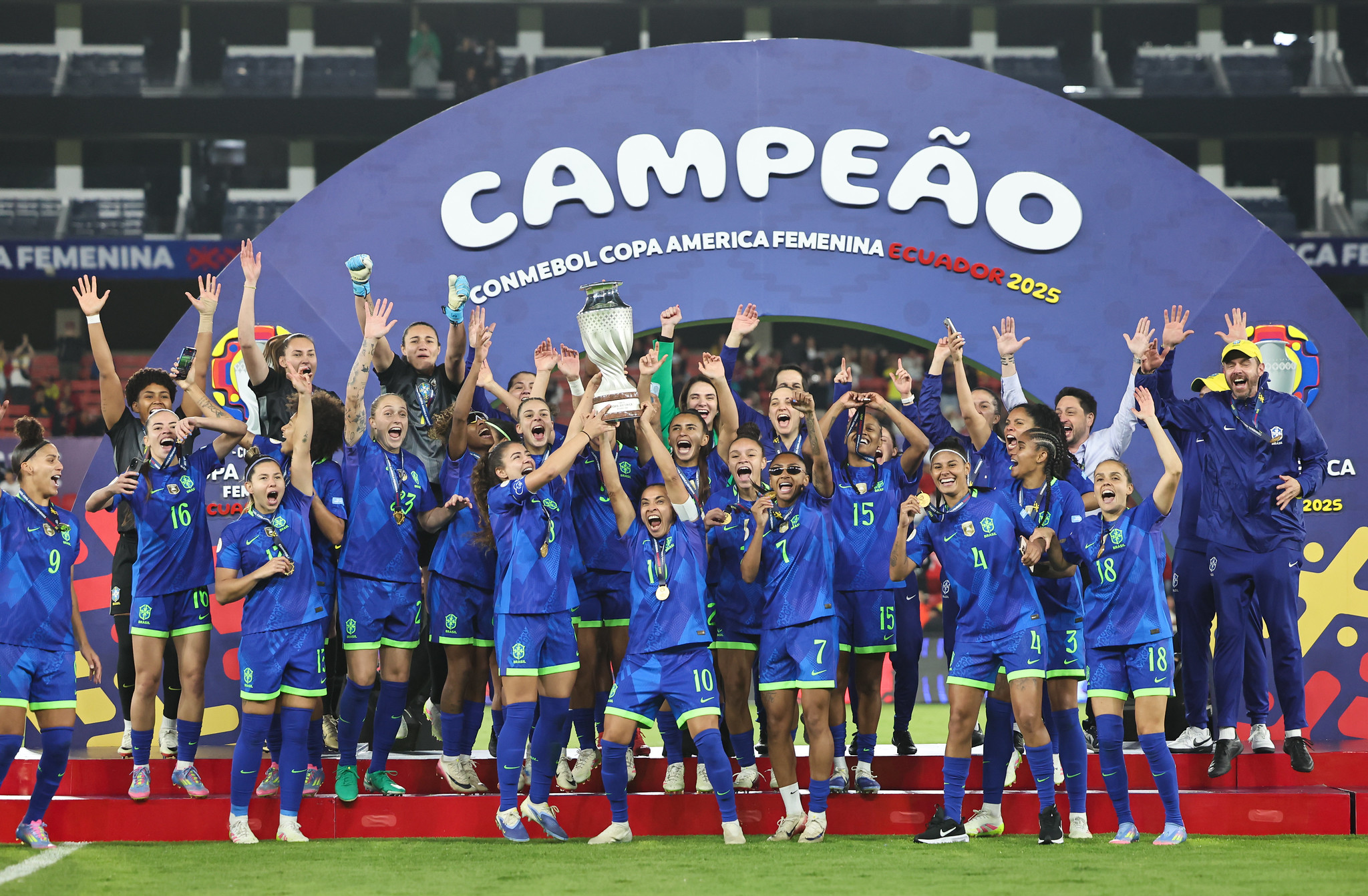 Futebol feminino esbarra na incoerência entre discurso e investimento, analisa especialista episode artwork